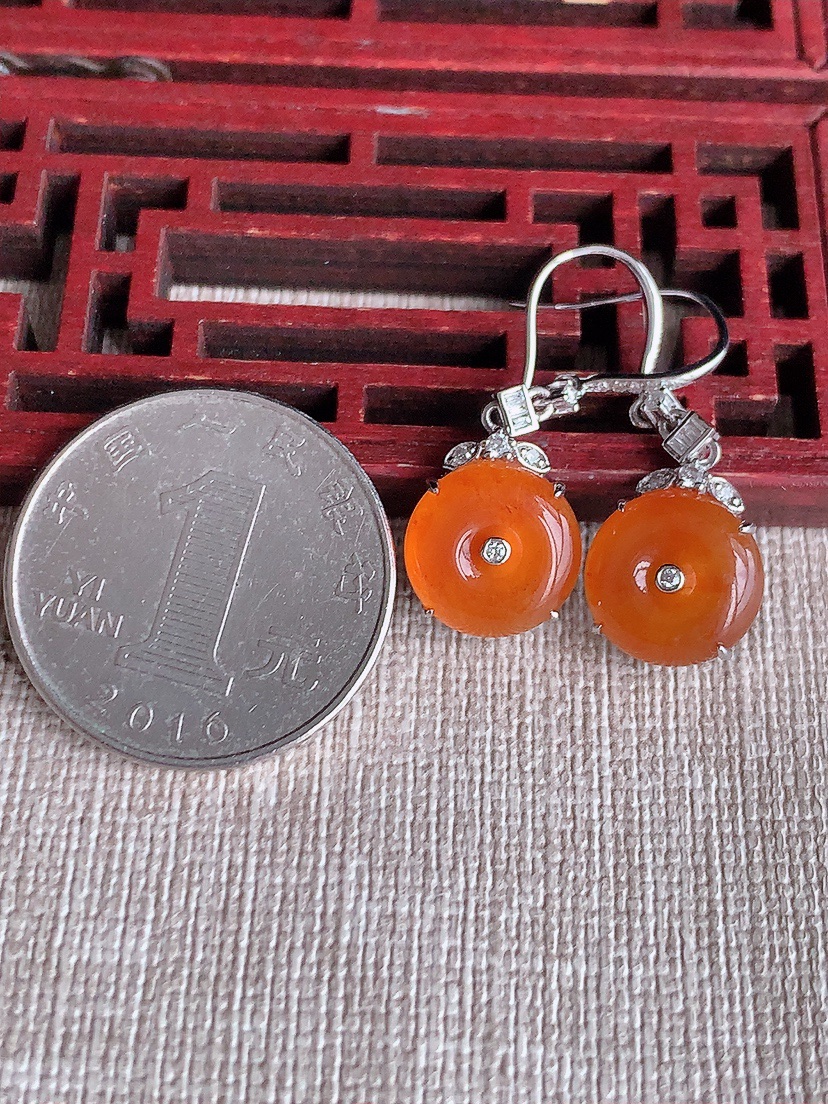 天然A货翡翠18K金伴钻镶嵌红翡平安扣耳坠 
尺寸11.2-5mm 重量4.62g 0417