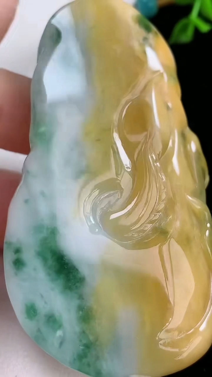 天然A货翡翠双彩龙牌吊坠，尺寸74.5-42.8-14.6，重:84.70g
4月18日