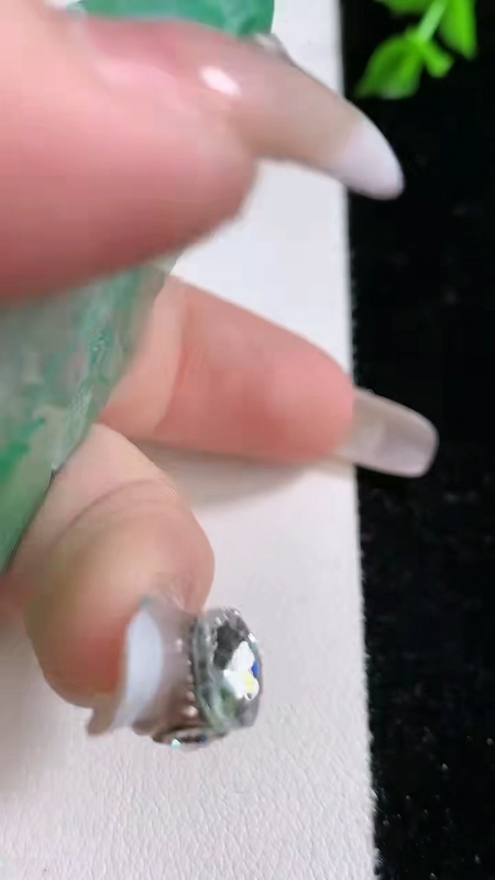 天然A货翡翠山水牌吊坠，尺寸69-44-13，重:79.81g
4月18日