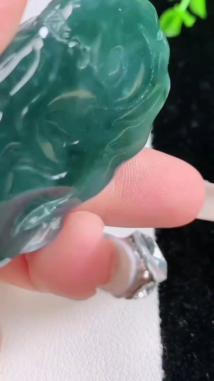 天然A货翡翠蓝水龙牌吊坠，尺寸51.8-29-14，重:37.48g
4月18日