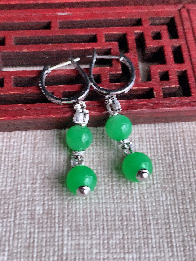 天然A货翡翠18K金伴钻镶嵌满绿圆珠转运珠耳坠 
尺寸6.3mm 重量3.72g 0417