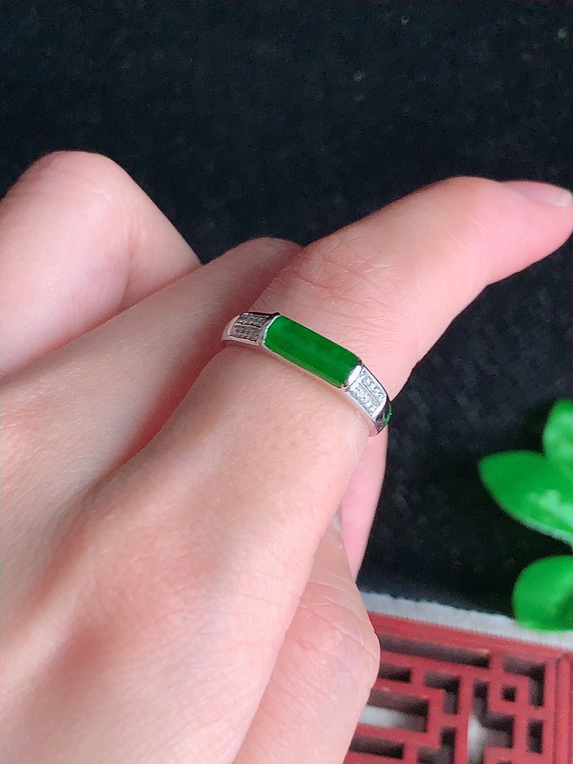 天然A货翡翠18K金伴钻镶嵌阳绿马鞍戒指 圈口17裸石
尺寸10-3.4mm 重量2.12g 0417