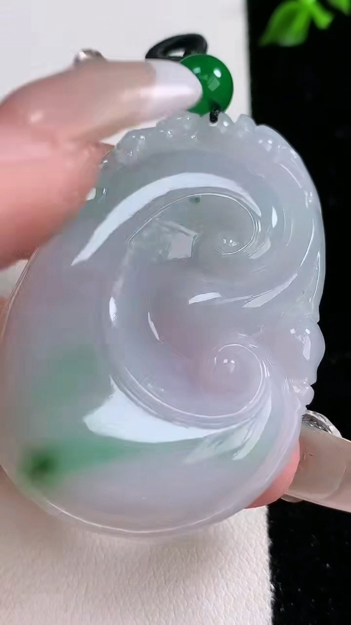 天然A货翡翠如意吊坠，尺寸50-35.5-6，重:21.89g
4月18日