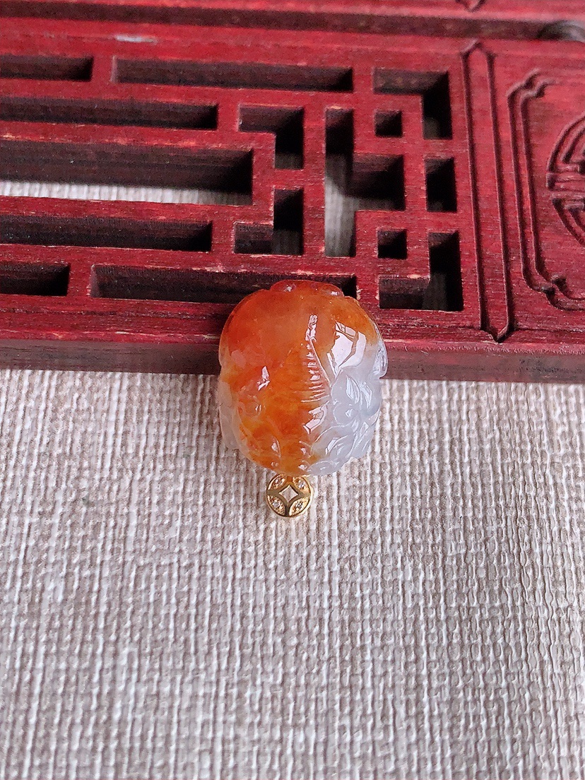 天然A货翡翠18K金扣头飘红翡招财貔貅吊坠 
尺寸18.8-16-13.5-6mm 重量2.56g 