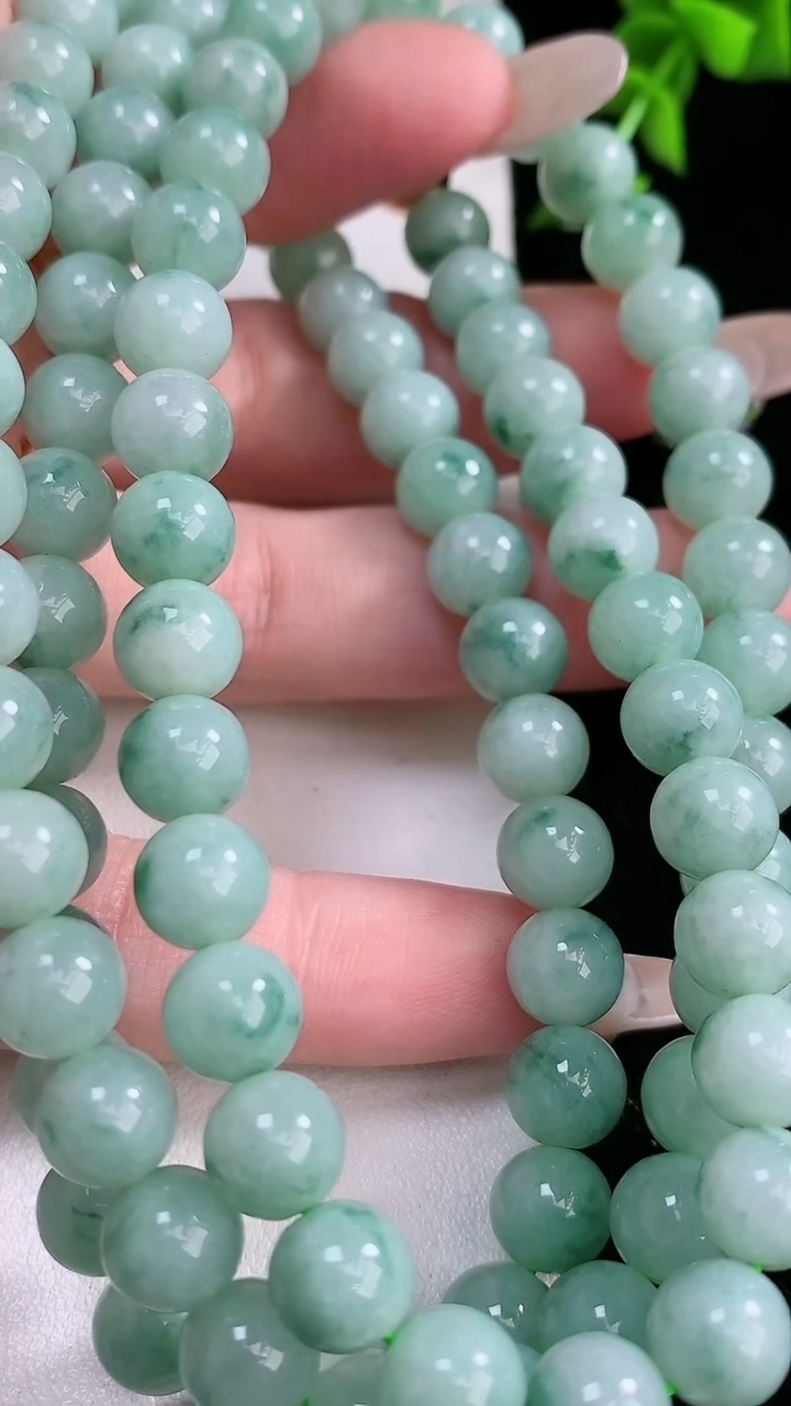 天然A货翡翠飘花圆珠项链，尺寸7.8-98颗，重:79.05g4月18日
工厂直销收藏佳品,种好水足，色泽均匀，有种有色，上手高大气！