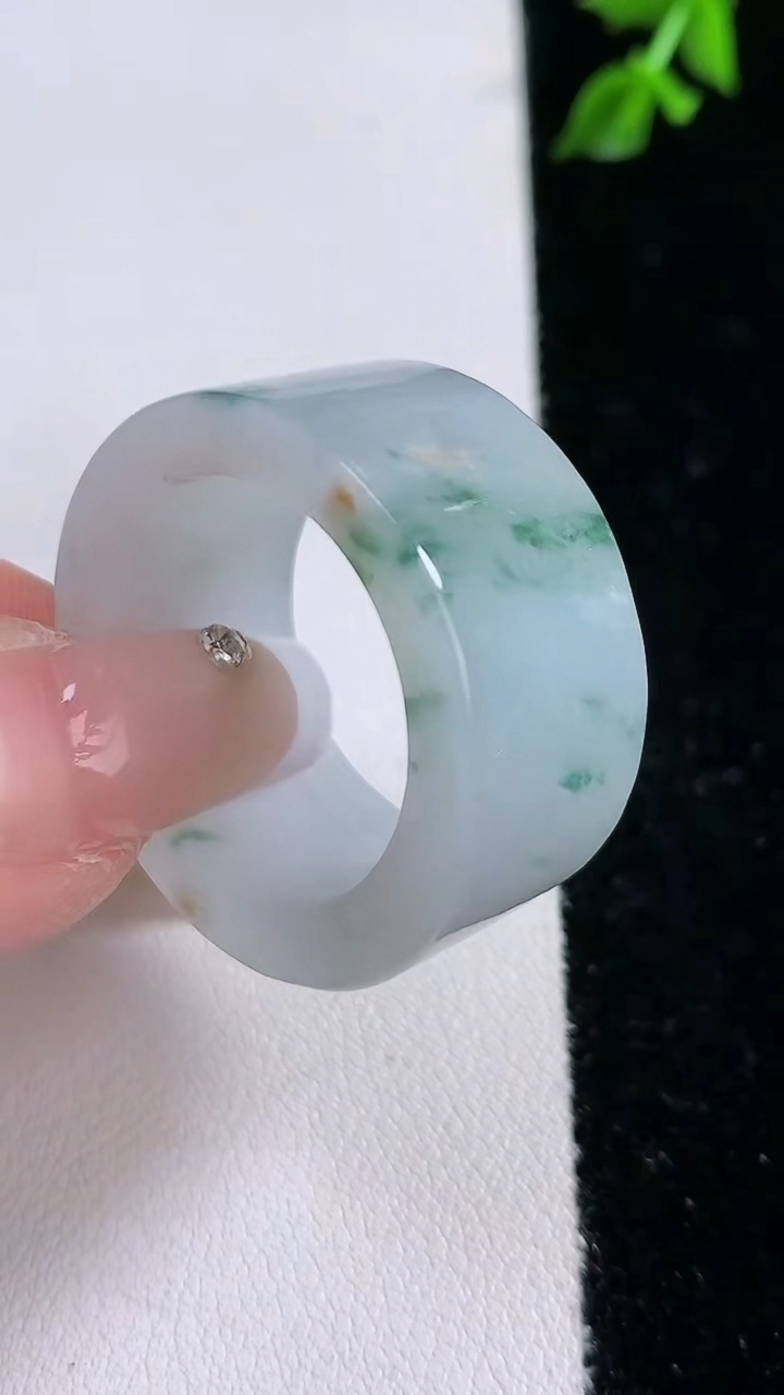 天然A货翡翠飘花指环扳指，尺寸22.5-14.3-4.6，重:18.05g2026年4月18日
工厂