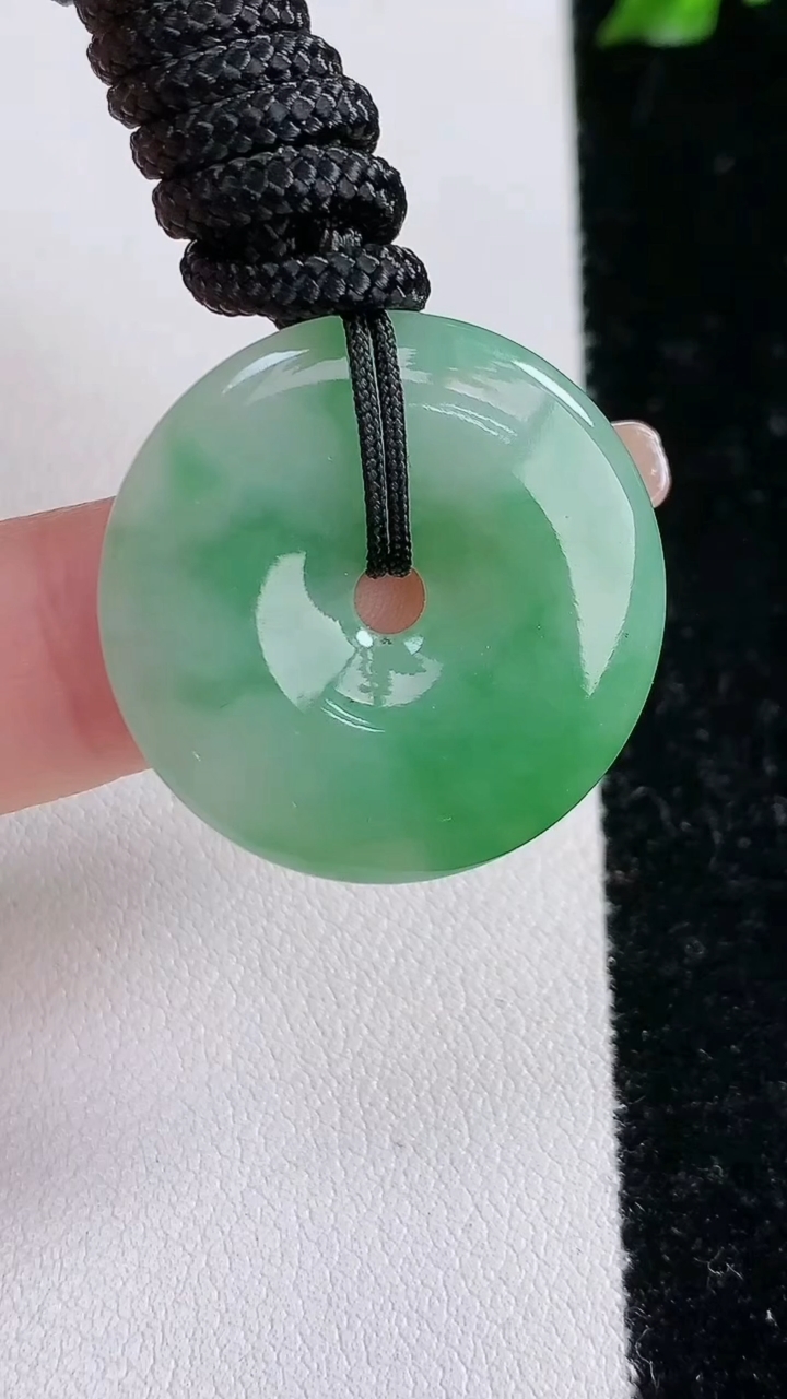 天然A货翡翠平安扣吊坠，尺寸26-4.1，重:5.77g
4月18日