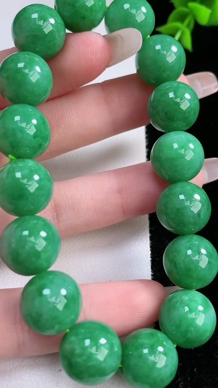 天然A货翡翠圆珠手串，尺寸13.5-16颗，重:62.39g4月18日
工厂直销收藏佳品,种好水足，色泽均匀，有种有色，上手高大气！