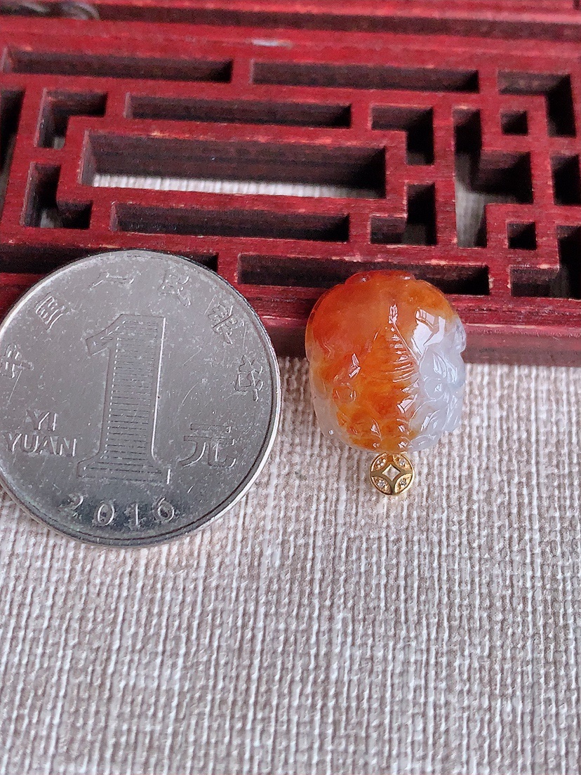 天然A货翡翠18K金扣头飘红翡招财貔貅吊坠 
尺寸18.8-16-13.5-6mm 重量2.56g 0417