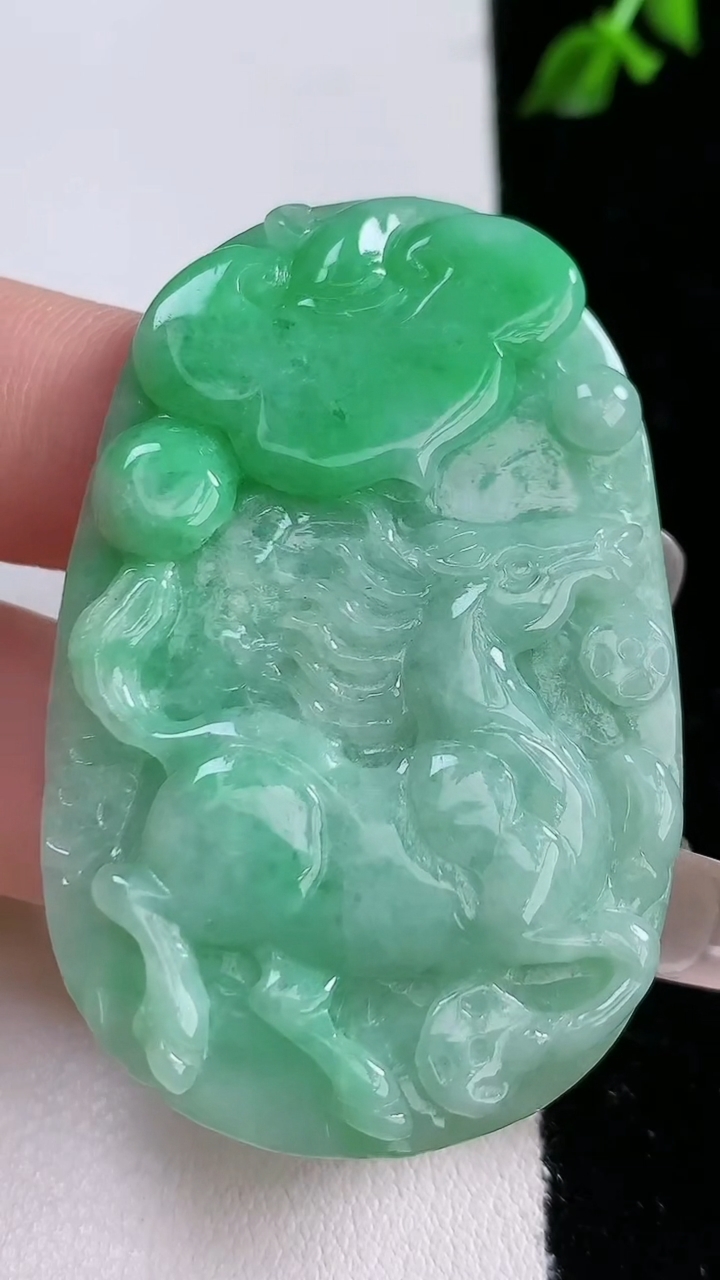 天然A货翡翠生肖马牌吊坠，尺寸 53-34.3-6.8，重: 25.72g
4月18日