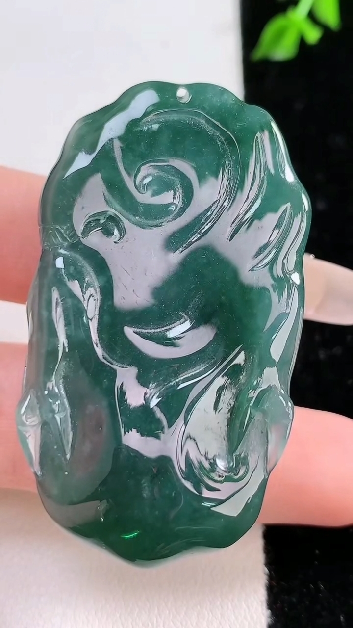 天然A货翡翠蓝水龙牌吊坠，尺寸51.8-29-14，重:37.48g
4月18日