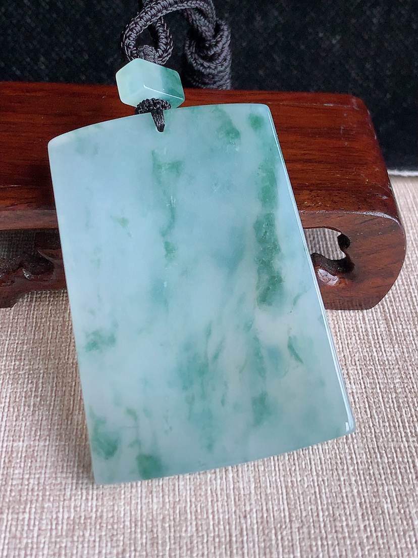 天然A货翡翠飘花无事牌吊坠 
尺寸60.6-41.6-5.5mm 重量48.18g 0417