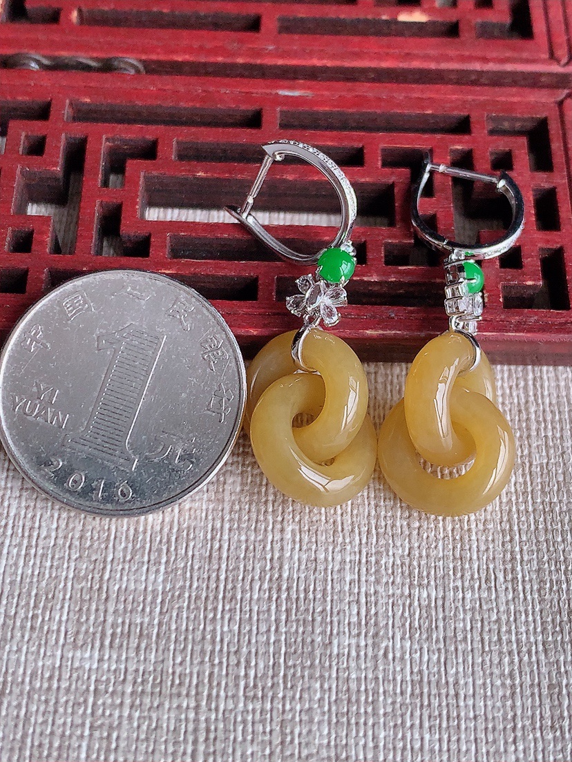 天然A货翡翠18K金伴钻镶嵌黄翡平安环环环相扣耳坠 
尺寸13.8-4.8mm 重量7.89g 0417