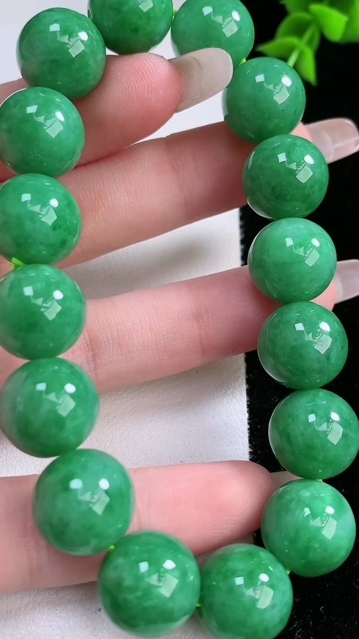 天然A货翡翠圆珠手串，尺寸13.5-16颗，重:62.39g4月18日
工厂直销收藏佳品,种好水足，