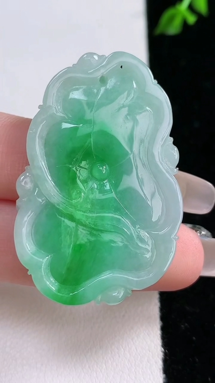 天然A货翡翠蝙蝠吊坠，尺寸44-29-6.2，重:14.18g
4月18日