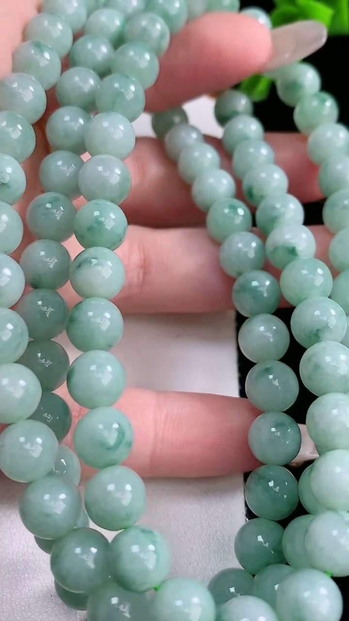 天然A货翡翠飘花圆珠项链，尺寸7.8-98颗，重:79.05g4月18日
工厂直销收藏佳品,种好水足，色泽均匀，有种有色，上手高大气！