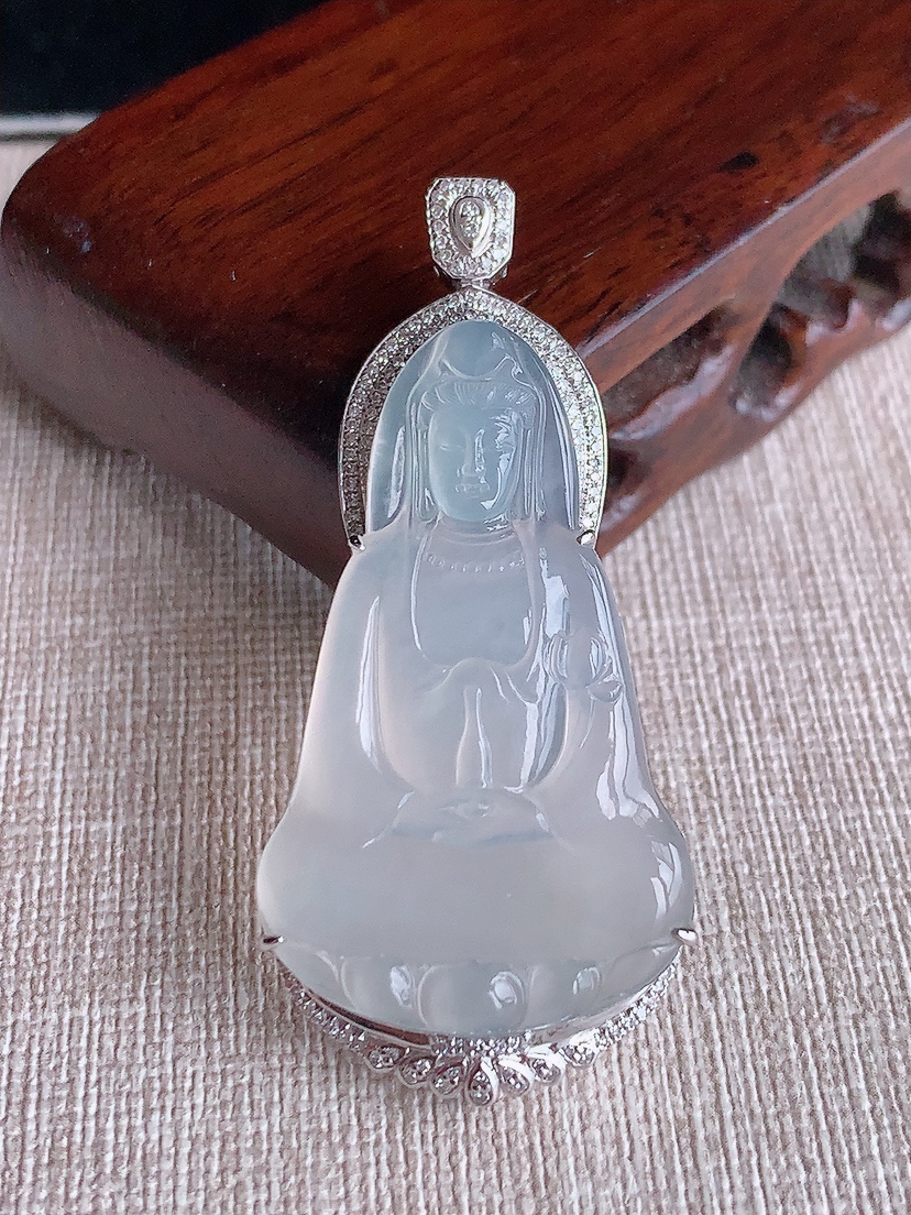 天然A货翡翠18K金伴钻镶嵌白冰白月光观音吊坠 
尺寸52.6-39.3-24-8.8mm 重量8.36g 0417