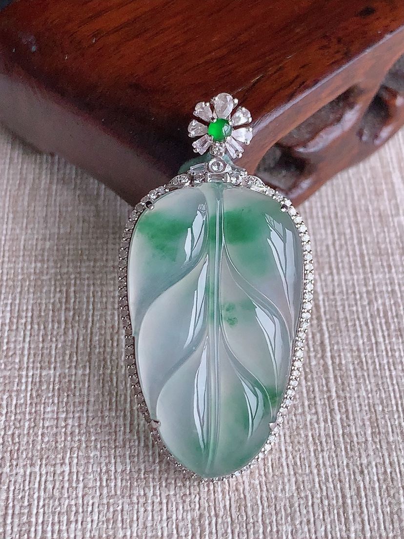 天然A货翡翠18K金伴钻镶嵌飘花叶子金枝玉叶吊坠 
尺寸42.8-21.5-7.3裸石31.4-19