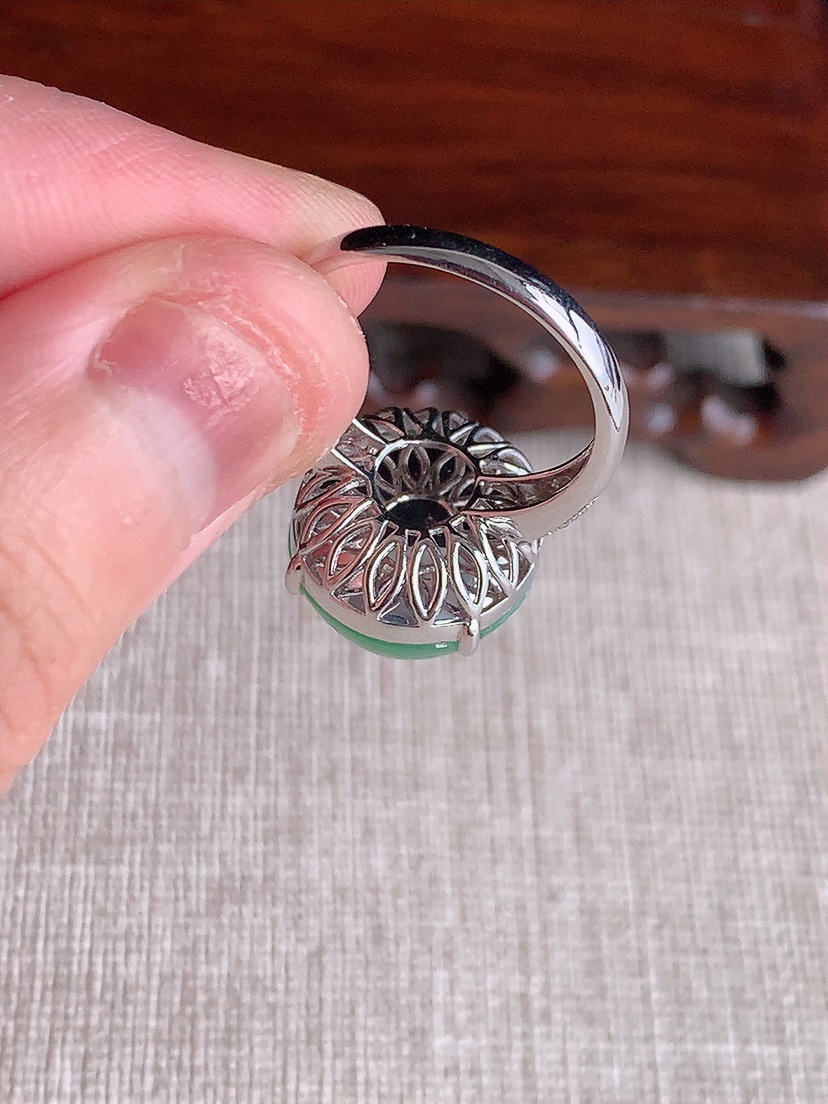 天然A货翡翠18K金伴钻镶嵌甜绿蛋面戒指 圈口17.6裸石
尺寸15.2-14mm 重量6.23g 0417