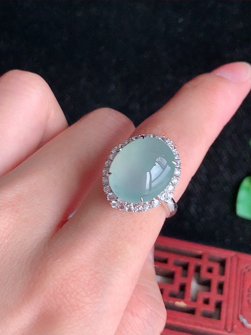 天然A货翡翠18K金伴钻镶嵌晴水蛋面戒指 圈口17.7裸石
尺寸15.3-12mm 重量4.46g 0417