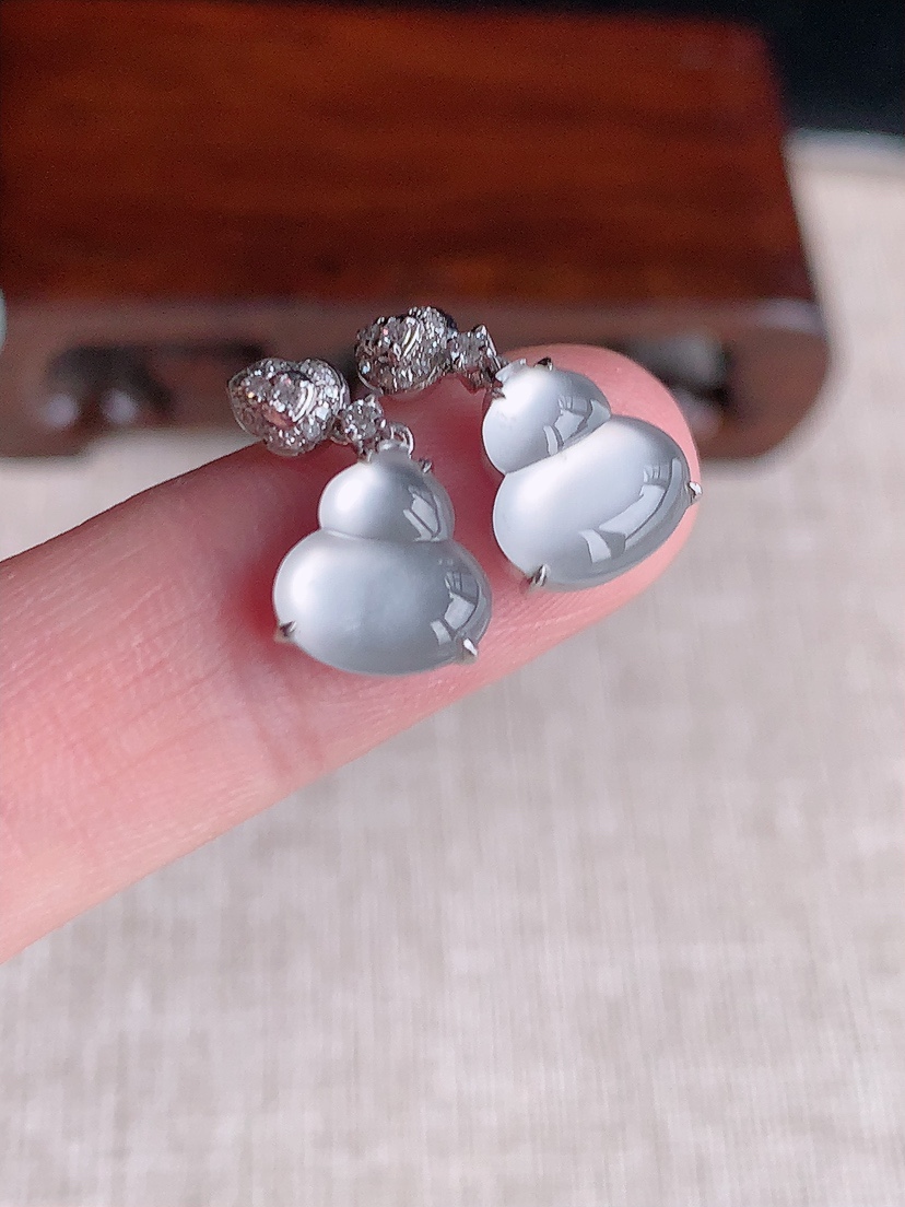 天然A货翡翠18K金伴钻镶嵌白冰白月光炸光葫芦耳坠 
尺寸9.3-8.8-4mm 重量2.60g 0