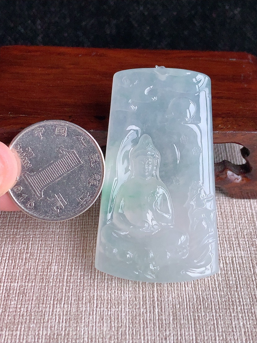 天然A货翡翠飘花观音吊坠 
尺寸53-30-5.2mm 重量21.42g 0417