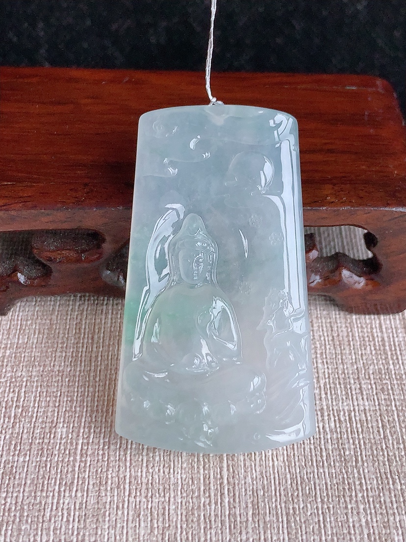 天然A货翡翠飘花观音吊坠 
尺寸53-30-5.2mm 重量21.42g 0417