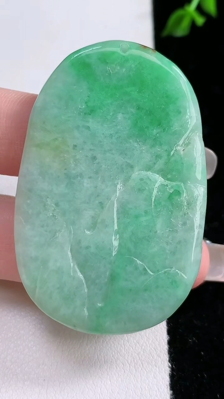 天然A货翡翠生肖马牌吊坠，尺寸 53-34.3-6.8，重: 25.72g
4月18日