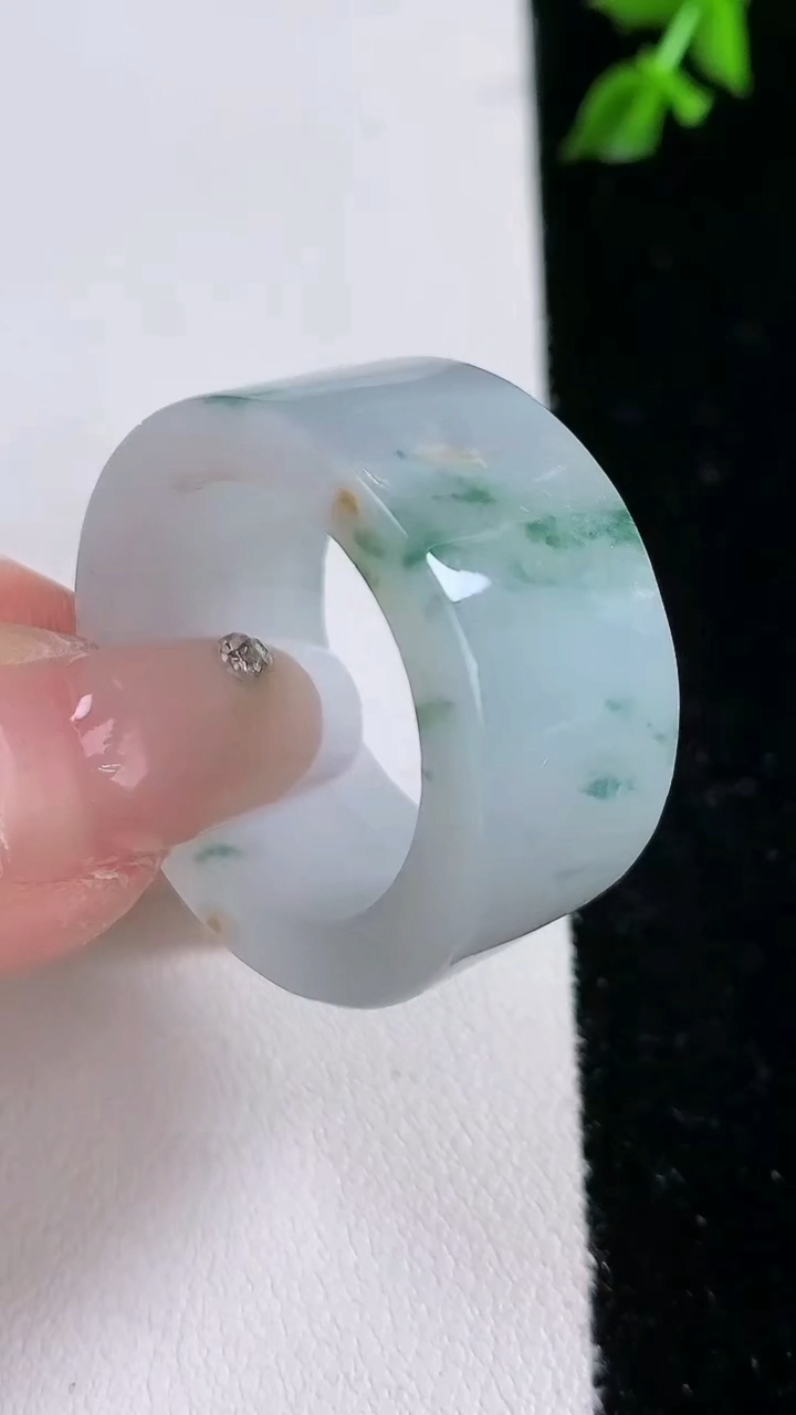 天然A货翡翠飘花指环扳指，尺寸22.5-14.3-4.6，重:18.05g2026年4月18日
工厂