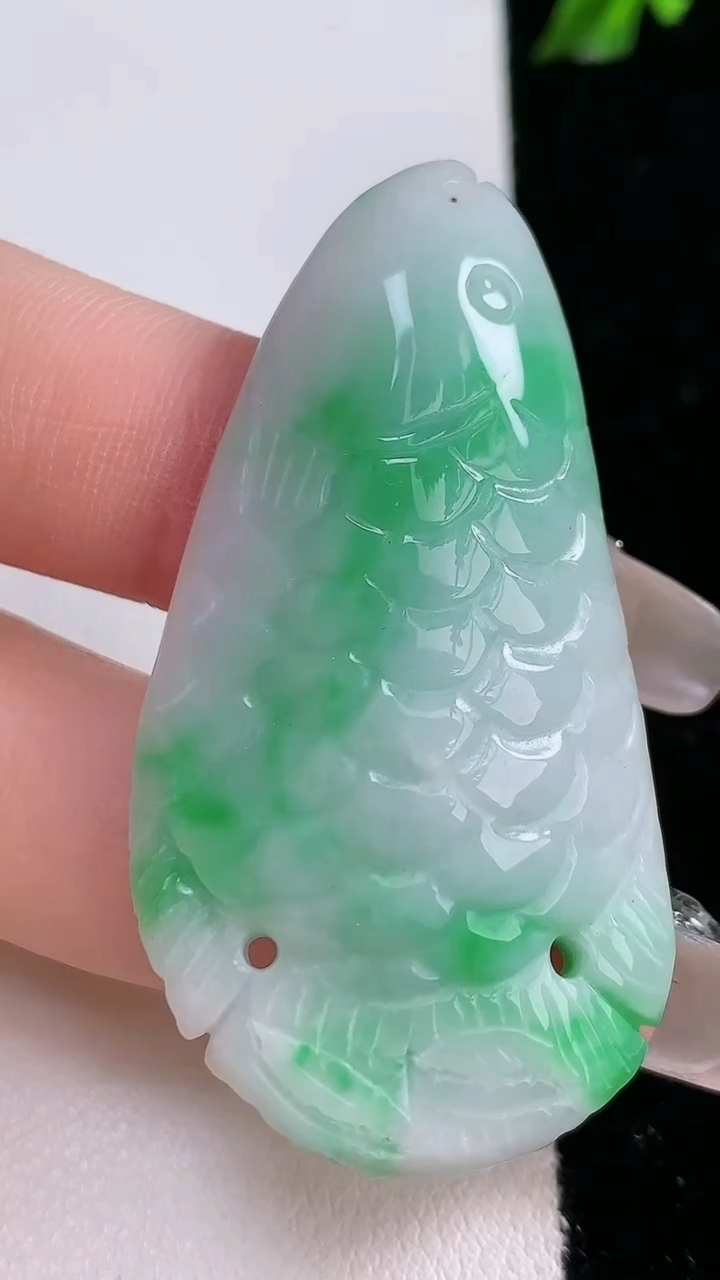 天然A货翡翠年年有余吊坠，尺寸51-26.5-10，重:18.71g
4月18日