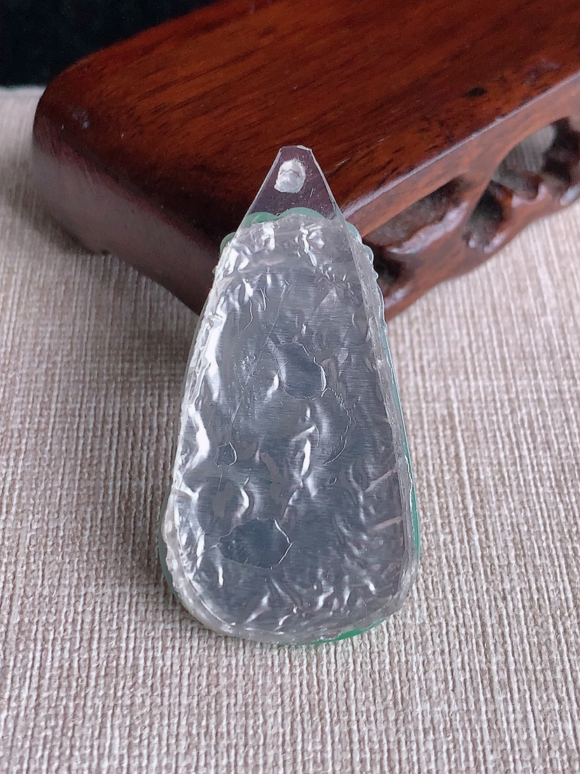 天然A货翡翠飘绿如意镶嵌件 
尺寸40.6-23.5-6.5mm 重量9.06g 0417