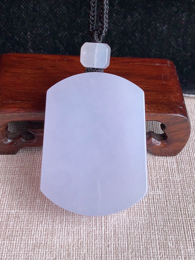 天然A货翡翠紫罗兰无事牌吊坠 
尺寸52.8-38.8-11.4mm 重量74.68g 0417