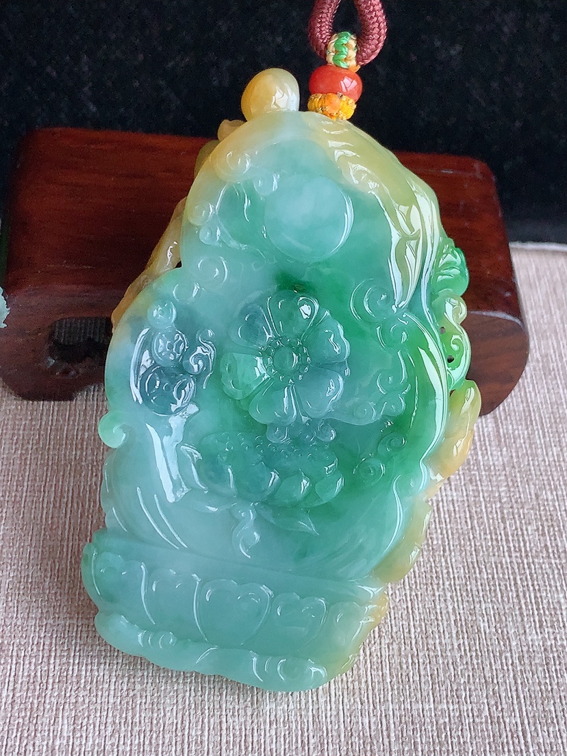 天然A货翡翠黄加绿双彩大件厚装黄财神吊坠  
尺寸77.8-52.5-12.5mm 重量97.78g