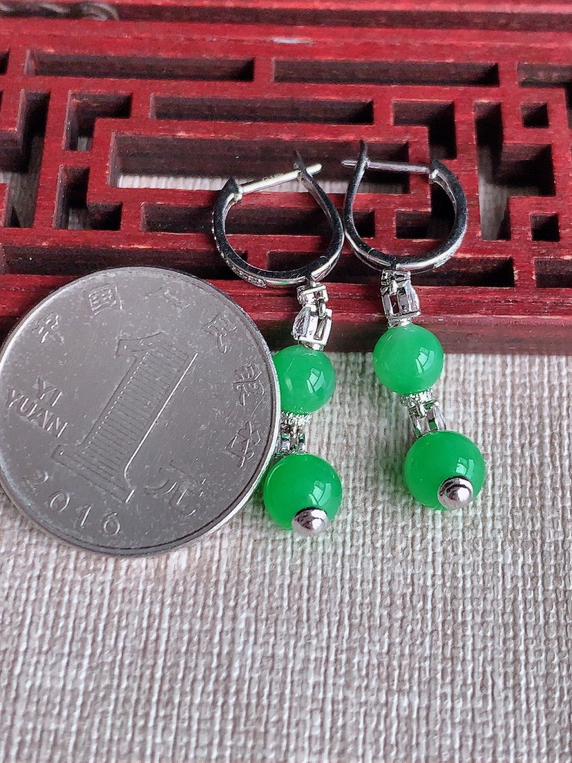 天然A货翡翠18K金伴钻镶嵌满绿圆珠转运珠耳坠 
尺寸6.3mm 重量3.72g 0417
