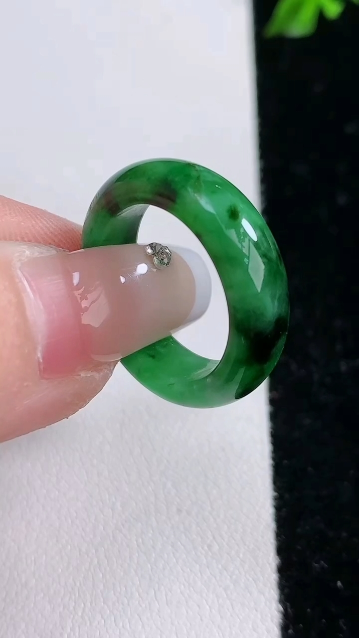 天然A货翡翠指环戒指，尺寸17-6.4-3.6，重:2.72g2026年4月18日
工厂直销收藏佳品