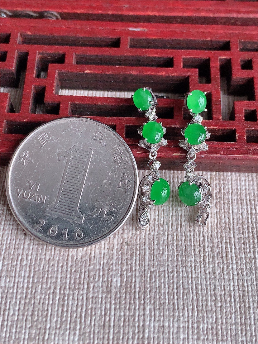 天然A货翡翠18K金伴钻镶嵌阳绿蛋面耳坠 
尺寸4.8-4-5.3mm 重量2.72g 0417