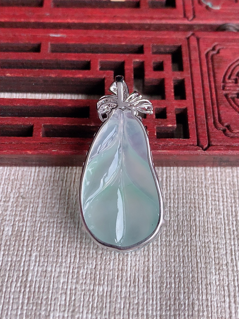 天然A货翡翠18K金伴钻镶嵌白冰白月光叶子金枝玉叶吊坠 
尺寸34-28-16.5-8mm 重量5.20g 0417