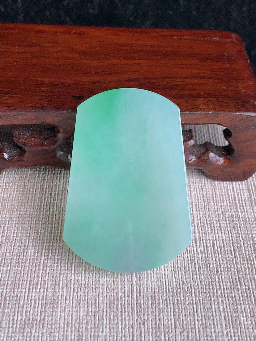 天然A货翡翠飘绿无事牌镶嵌件 
尺寸44-30.4-4.8mm 重量18.11g 0417