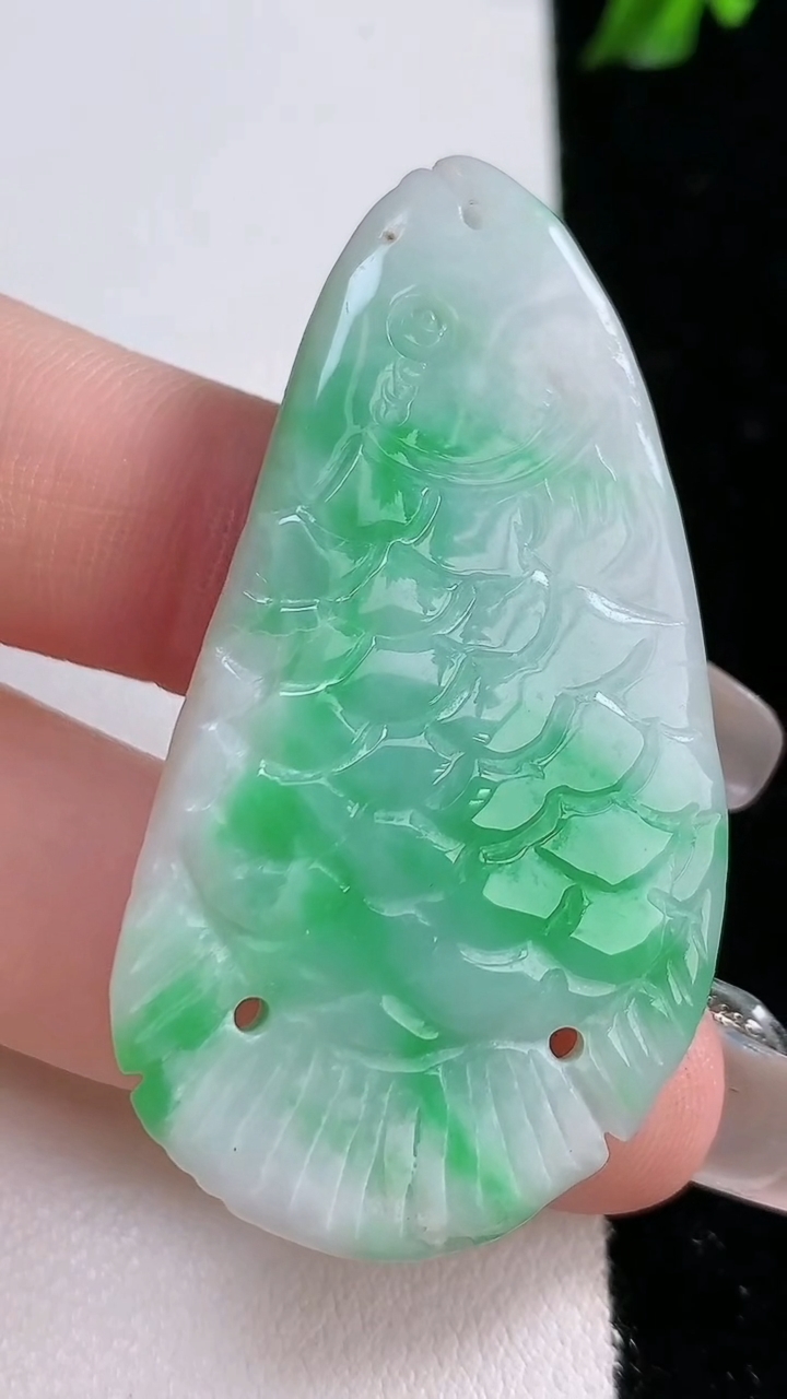 天然A货翡翠年年有余吊坠，尺寸51-26.5-10，重:18.71g
4月18日