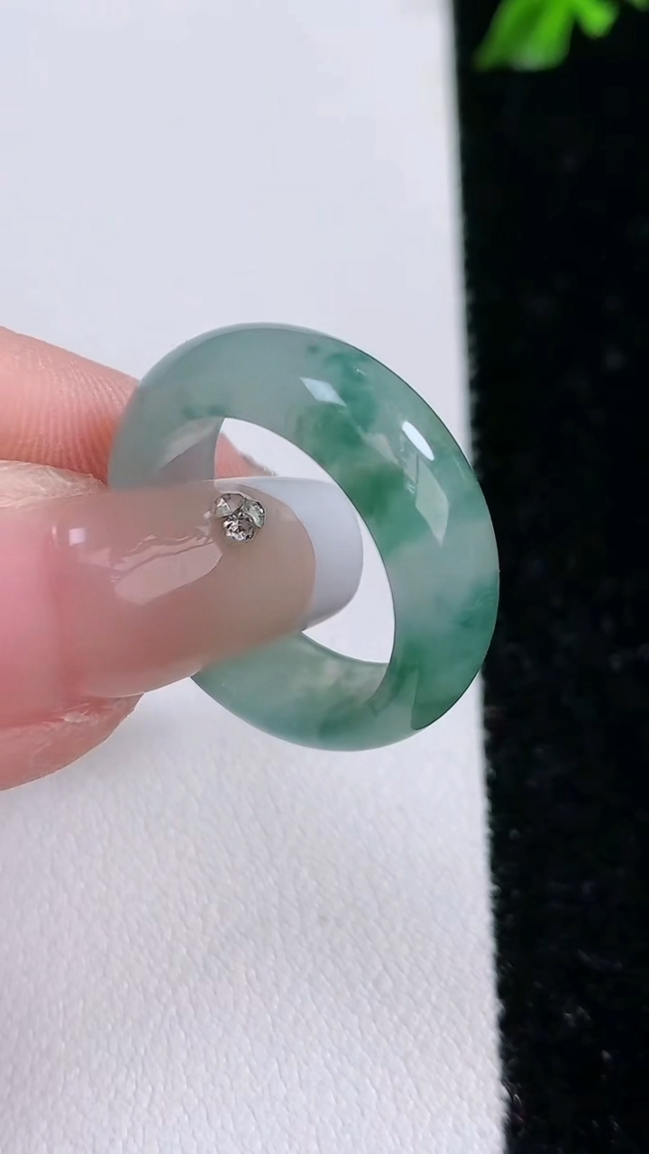 天然A货翡翠冰种飘花指环戒指，尺寸17.5-7.5-3.5，重:4.16g2026年4月18日
工厂