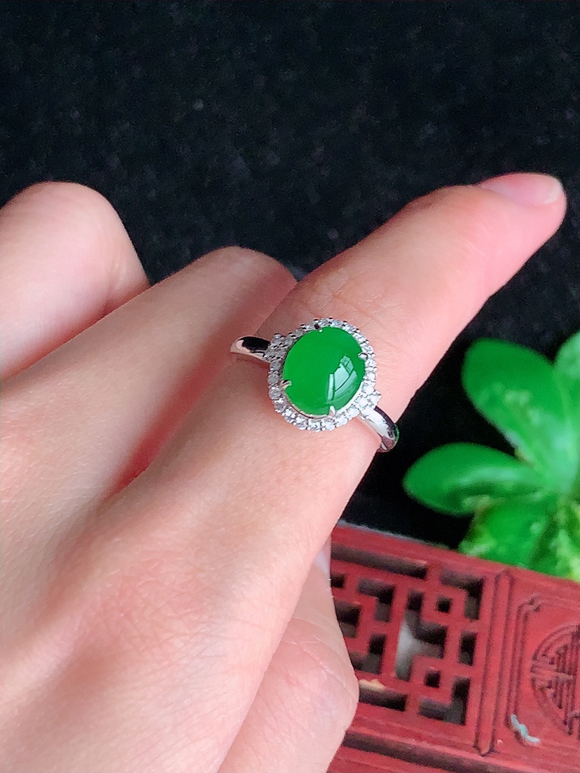 天然A货翡翠18K金伴钻镶嵌阳绿蛋面戒指 圈口17.4裸石
尺寸8.6-7mm 重量3.36g 0417