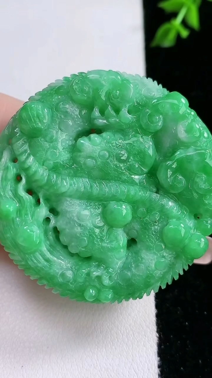 天然A货翡翠龙牌吊坠，尺寸48-13，重:47.32g
4月18日