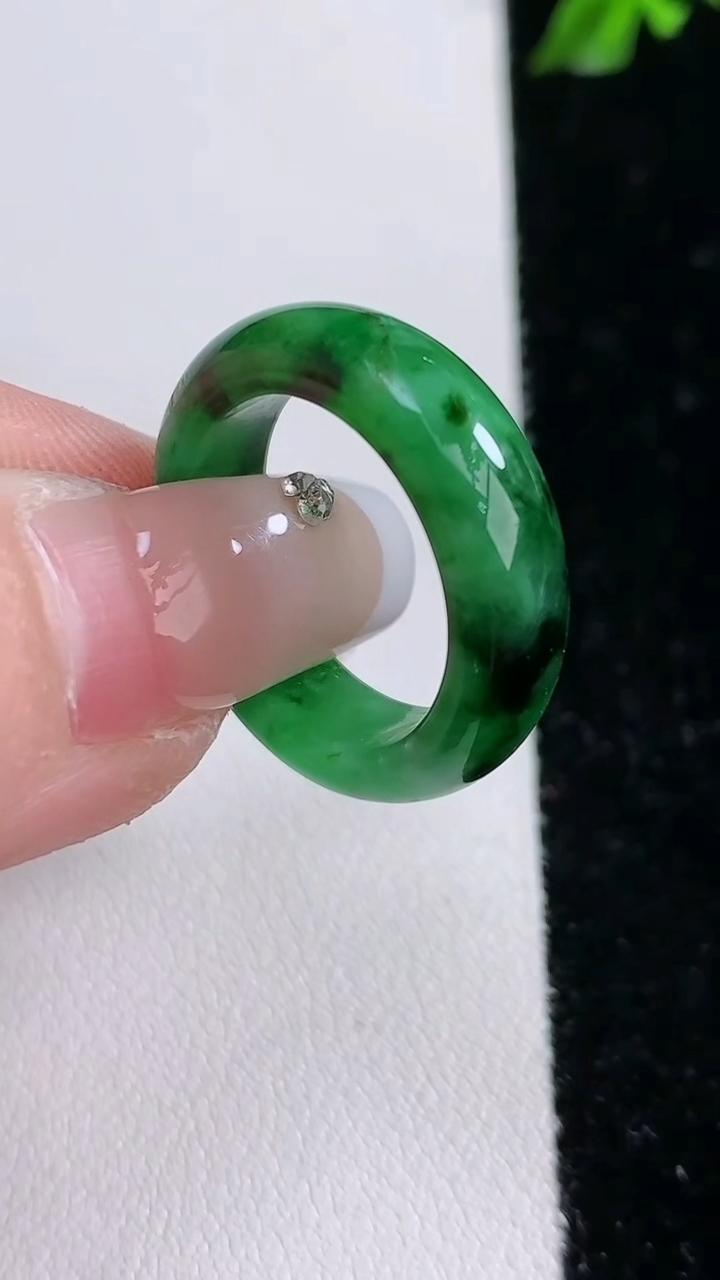 天然A货翡翠指环戒指，尺寸17-6.4-3.6，重:2.72g2026年4月18日
工厂直销收藏佳品,种好水足，色泽均匀，有种有色，上手高大气！