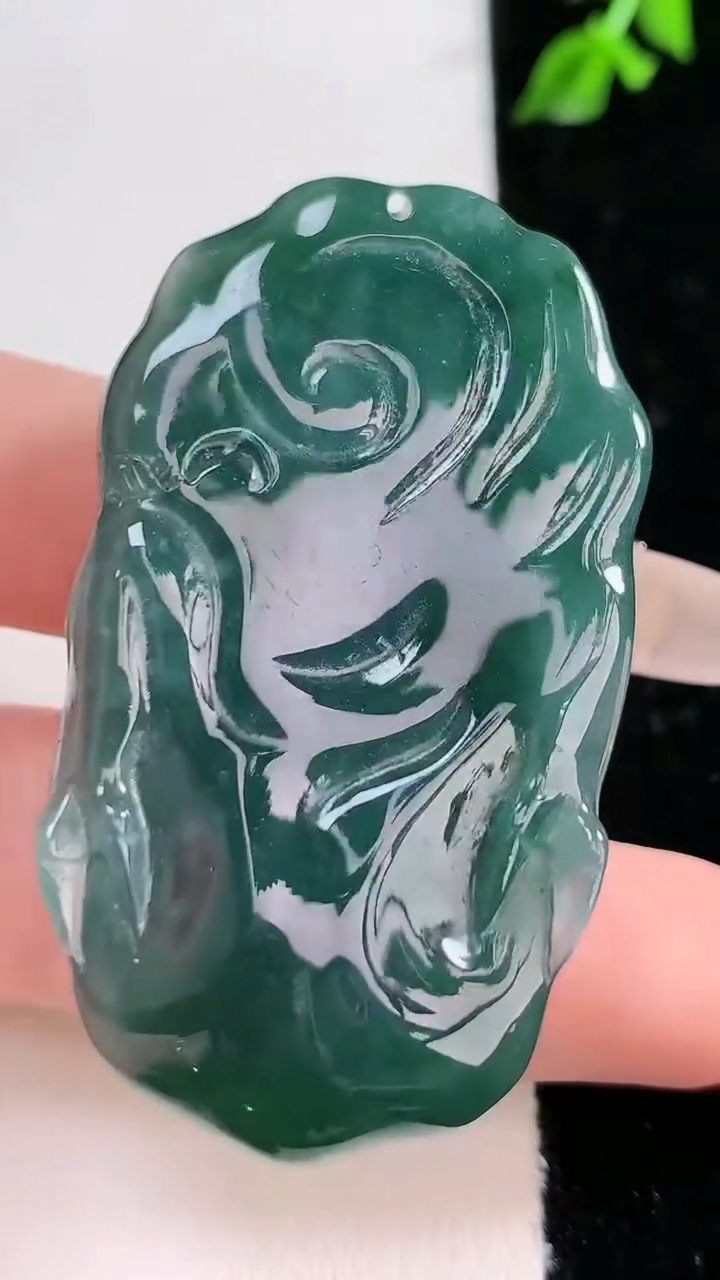 天然A货翡翠蓝水龙牌吊坠，尺寸51.8-29-14，重:37.48g
4月18日