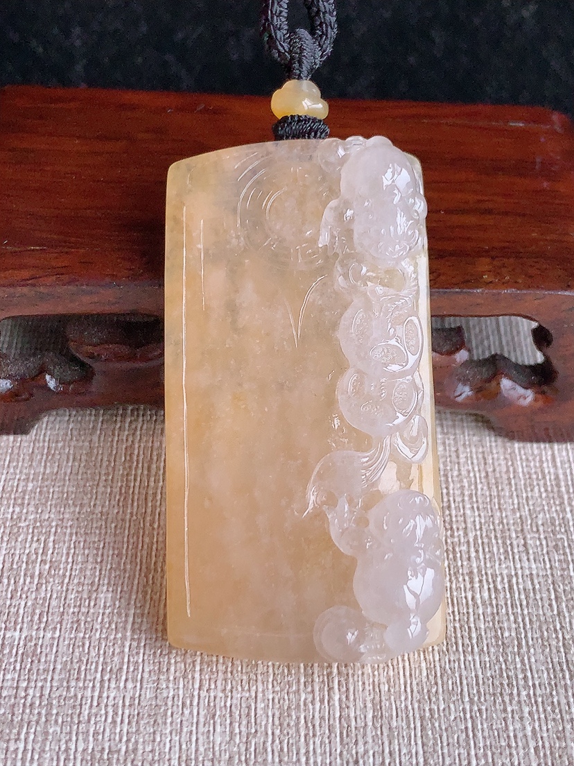 天然A货翡翠黄翡招财金蟾吊坠 
尺寸56.8-29.2-12mm 重量37.43g 0417