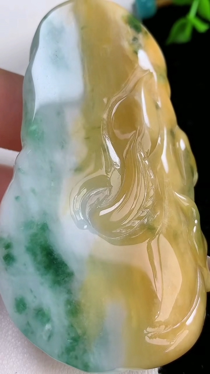 天然A货翡翠双彩龙牌吊坠，尺寸74.5-42.8-14.6，重:84.70g
4月18日