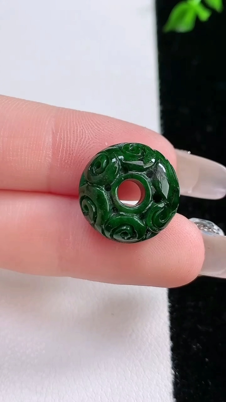 天然A货翡翠雕花路路通吊坠，尺寸16.3-8.8，重:6.49g
4月18日