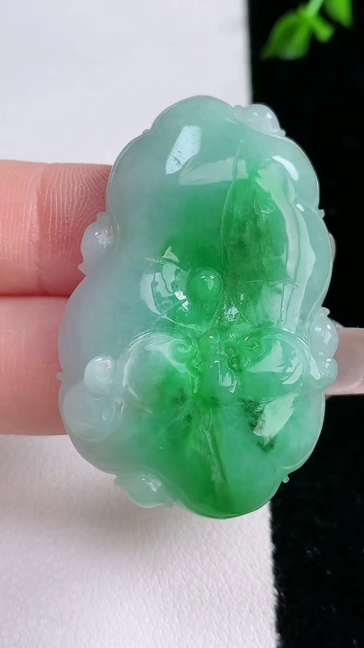 天然A货翡翠蝙蝠吊坠，尺寸44-29-6.2，重:14.18g
4月18日