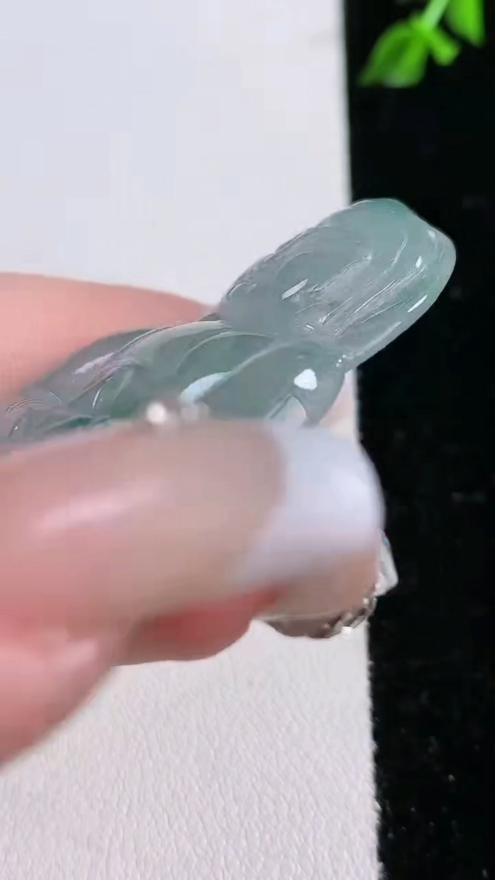 天然A货翡翠观音菩萨吊坠，尺寸 55-38-6.5，重: 21.12g
4月18日