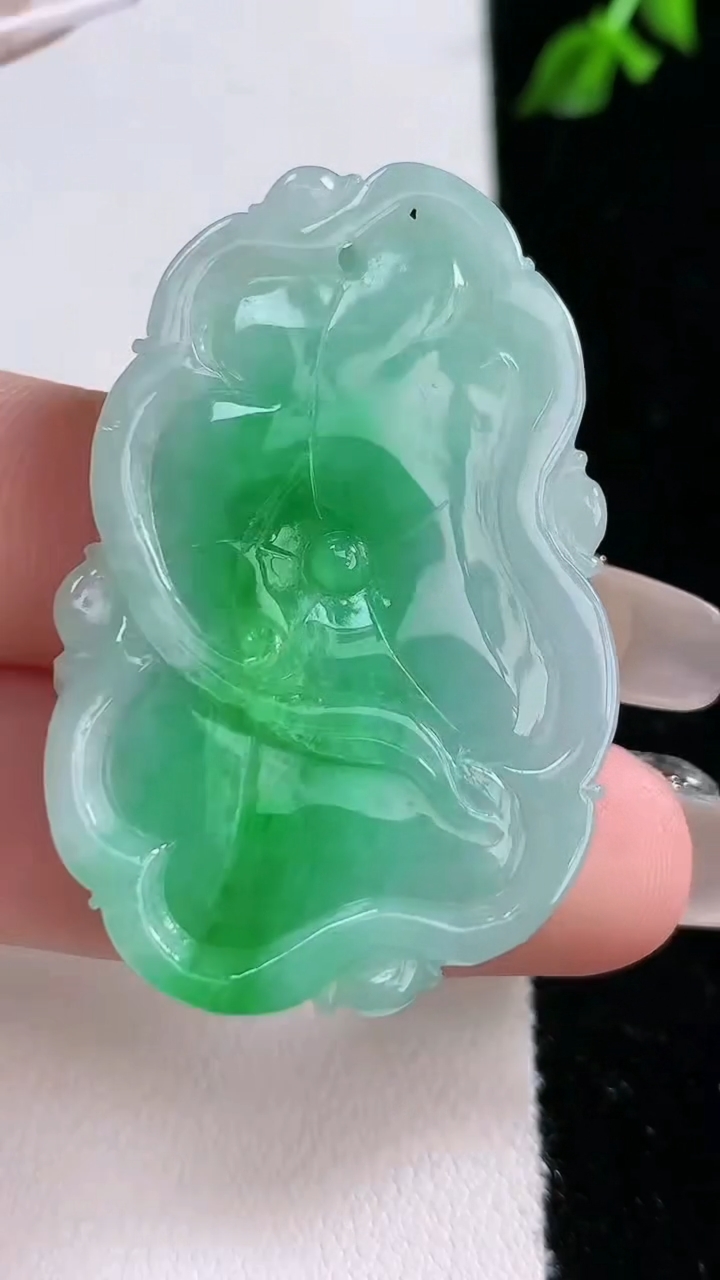 天然A货翡翠蝙蝠吊坠，尺寸44-29-6.2，重:14.18g
4月18日